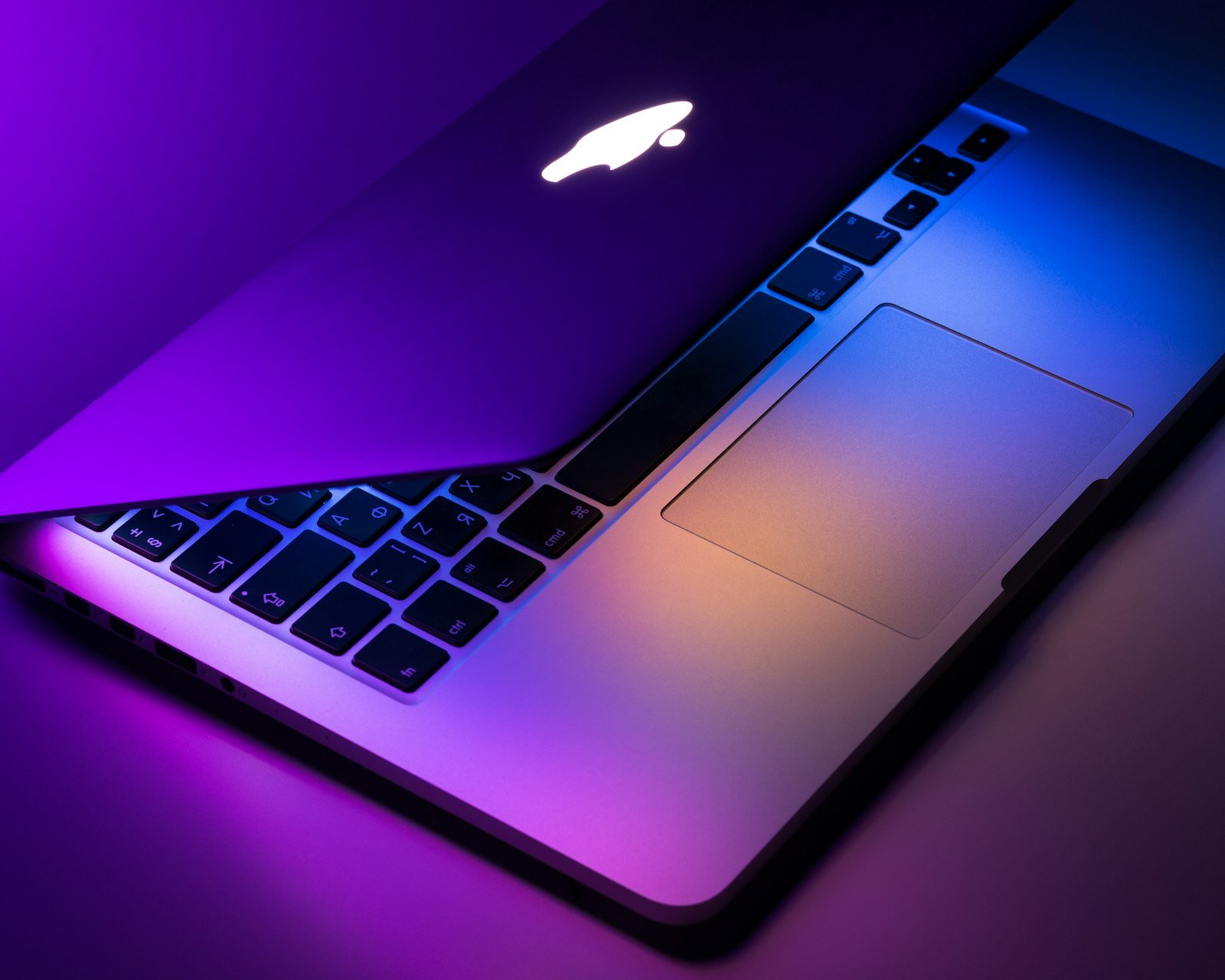 Laptop premium sobre secretária minimalista